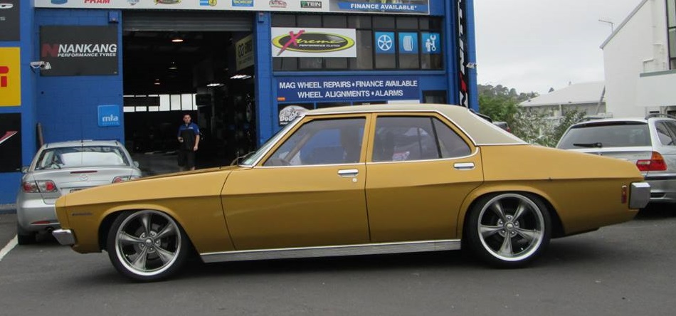 Holden HQ on Ridler R695