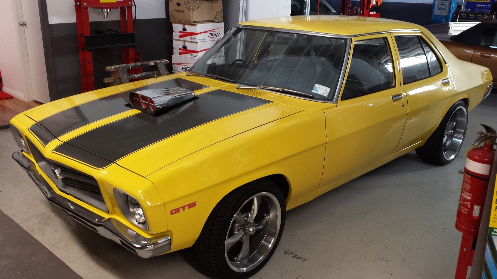 Holden HQ on Ridler R695