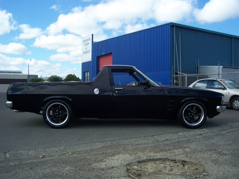 Holden HZ on Ridler R695
