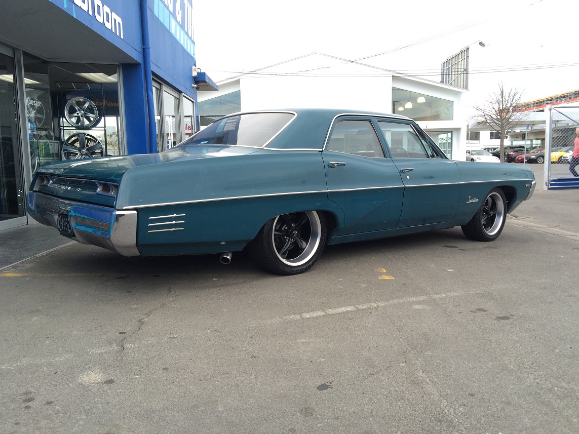 Pontiac Lauretian on Ridler R695