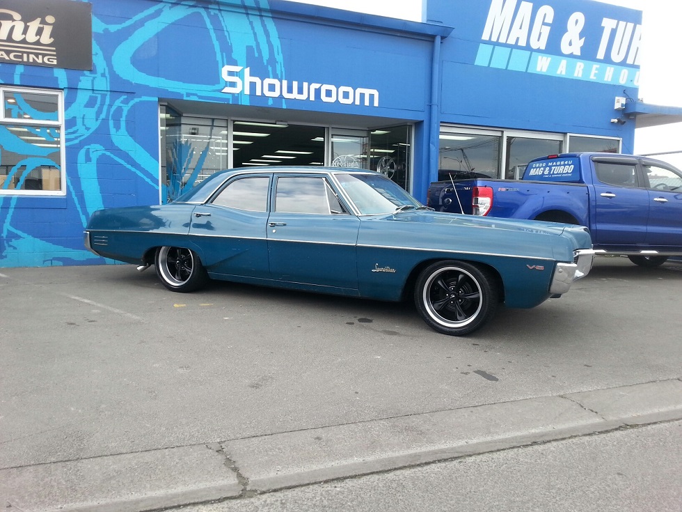 Pontiac Lauretian on Ridler R695