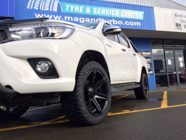 Toyota Hilux BGW Tempest & 265/50R20 AMP A/T