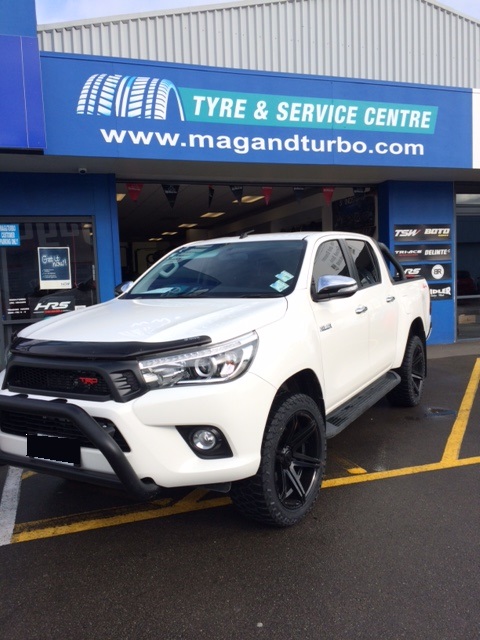 Toyota Hilux BGW Tempest & 265/50R20 AMP A/T