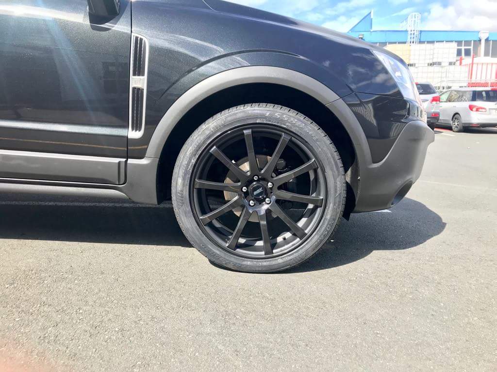 Holden Captiva on BGW Pursuit & Landsail LS588
