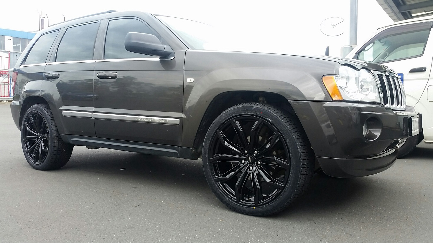 Jeep Grand Cherokee BGW Black Widow & Delinte D8