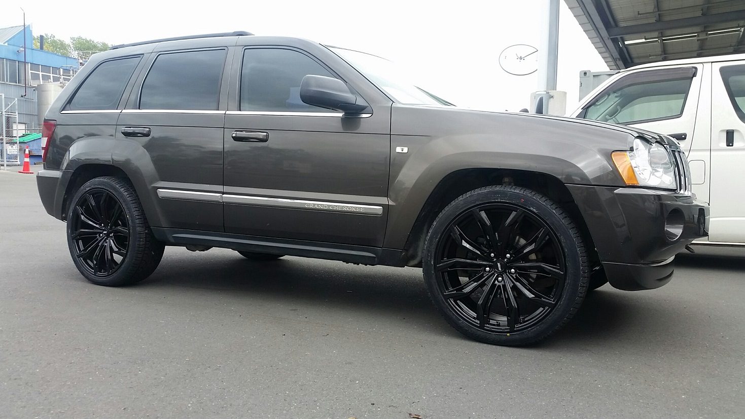 Jeep Grand Cherokee BGW Black Widow & Delinte D8