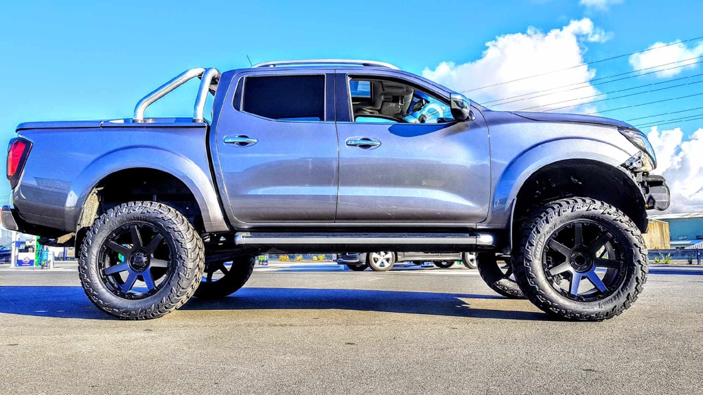 Nissan NP300 BGW Vader 35X12.5R20 AMP MT
