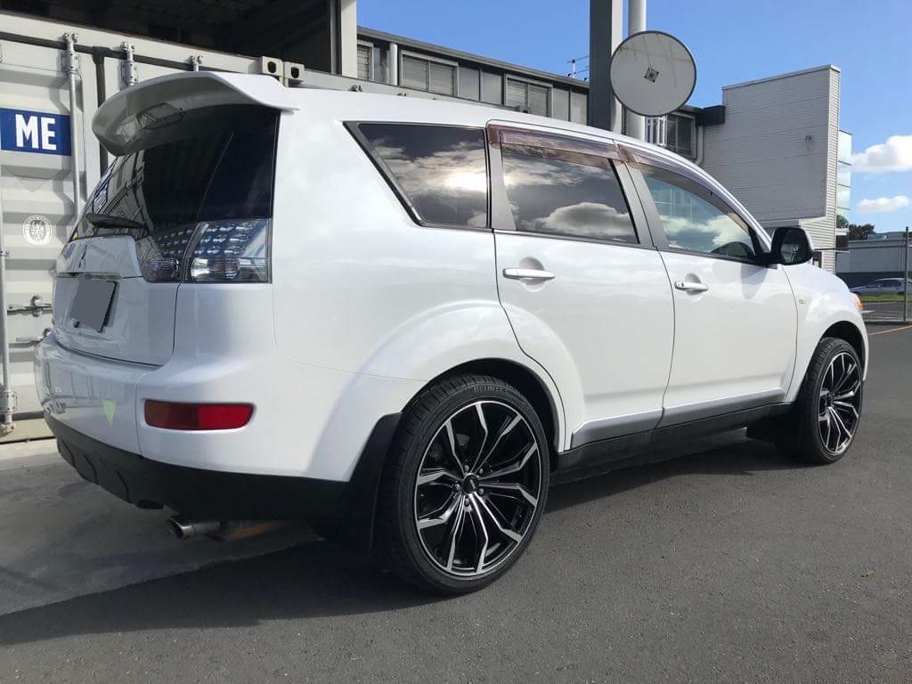 Mitsubishi Outlander BGW Black Widow