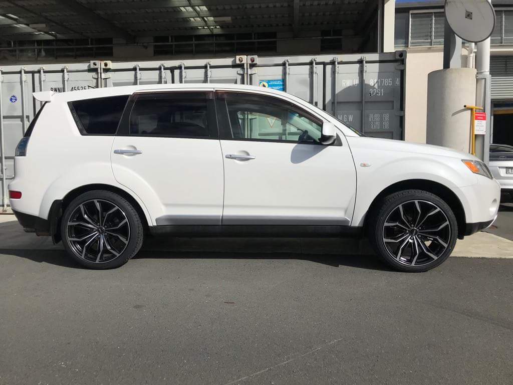 Mitsubishi Outlander BGW Black Widow