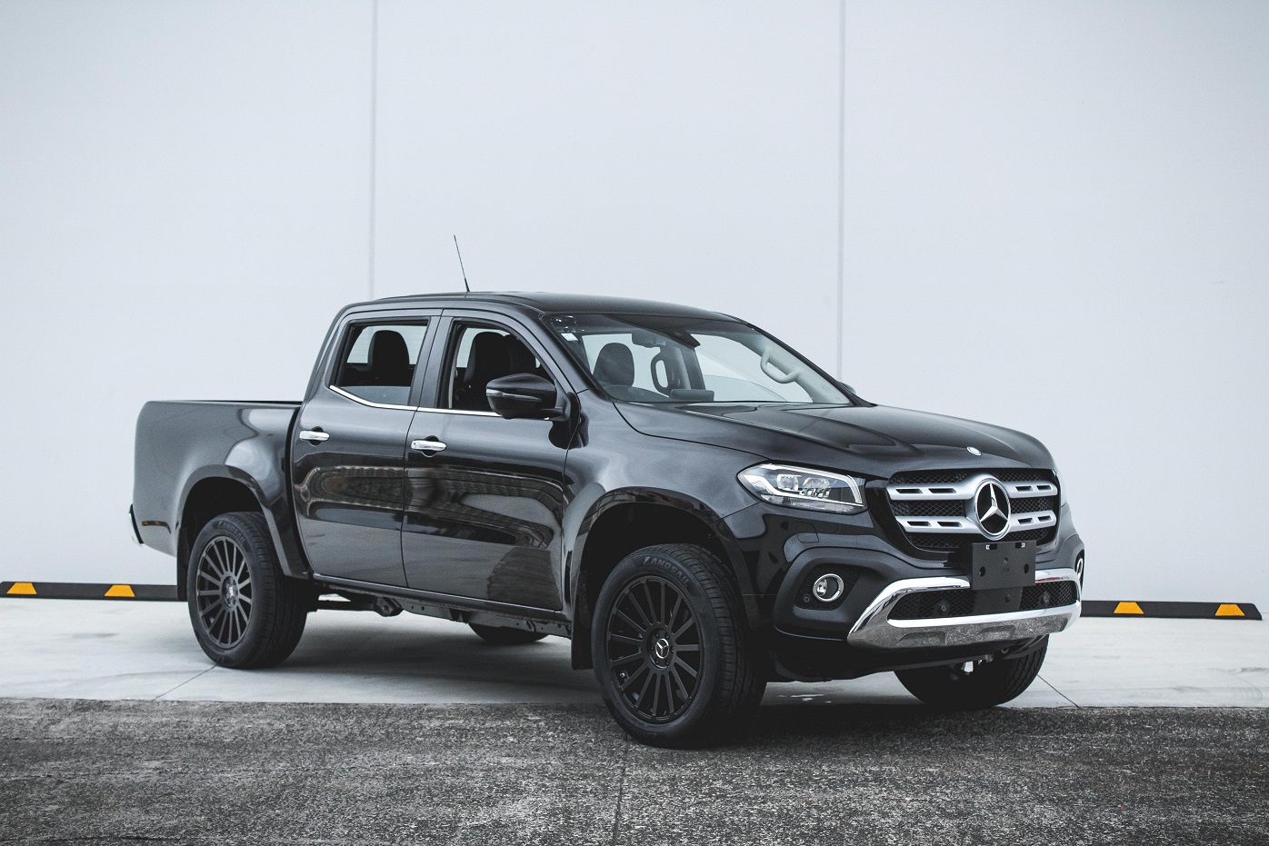 Mercedes Xclass Black Rhino Spear 265/50R20 LS588