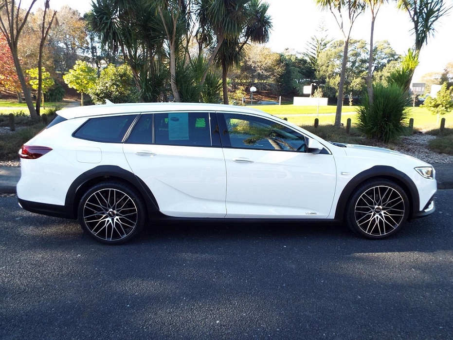 Holden Commodre ZB CalaisV Tourer on BGW Matador
