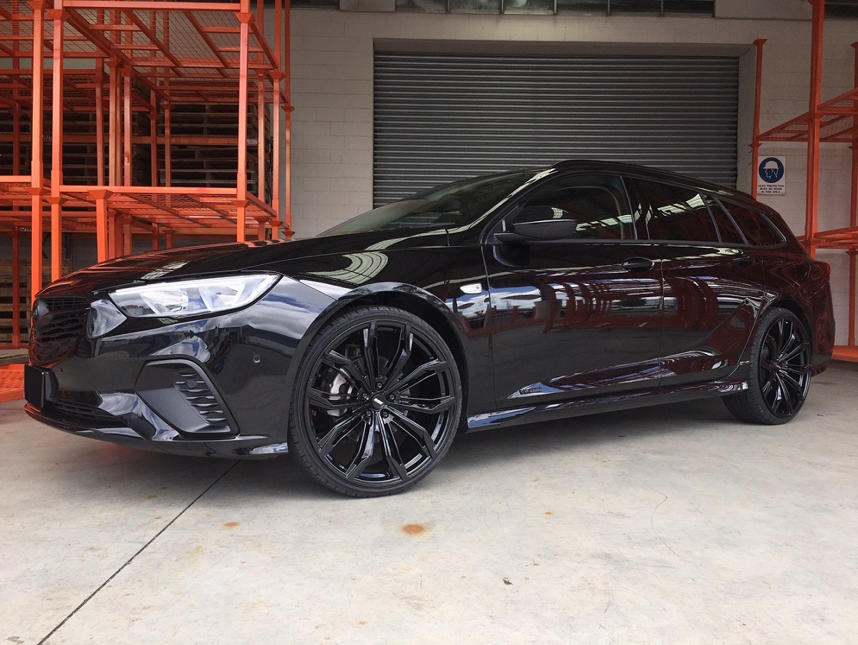 Holden Commodore ZB on BGW Black Widow
