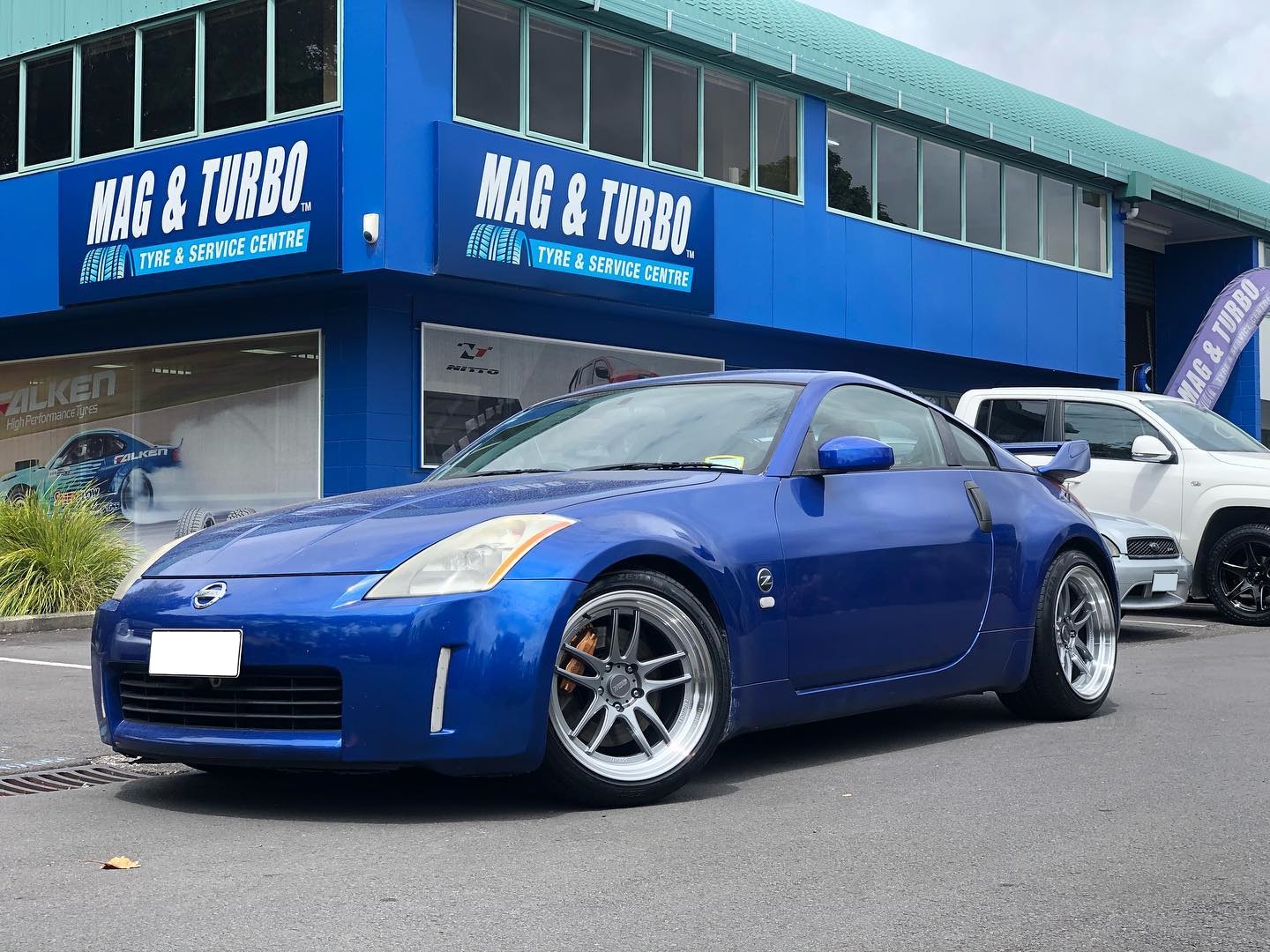 Nissan 350z on BGW DC Emotion 5