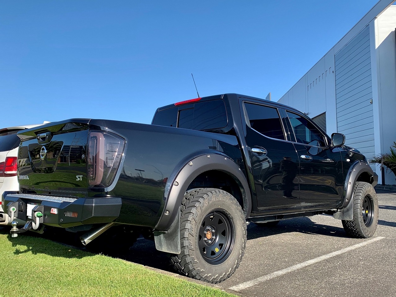 Nissan Navara on ROH Black Traks with AMP Tyres