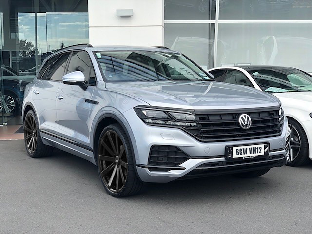 VW Touareg on BGW VM12 gloss black