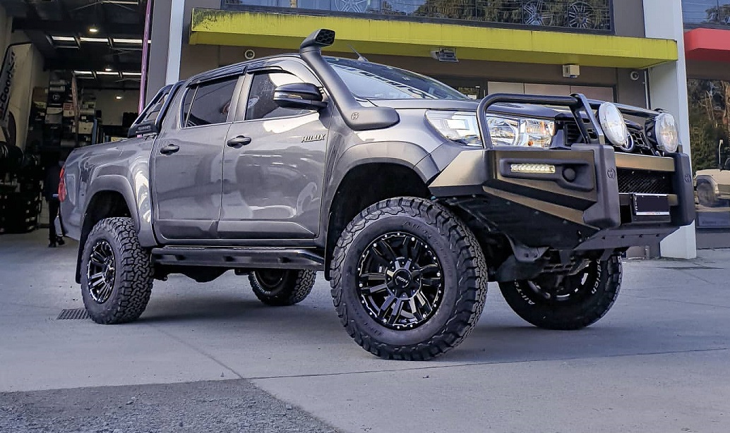 Toyota Hilux 4x4 on ROH Vapour