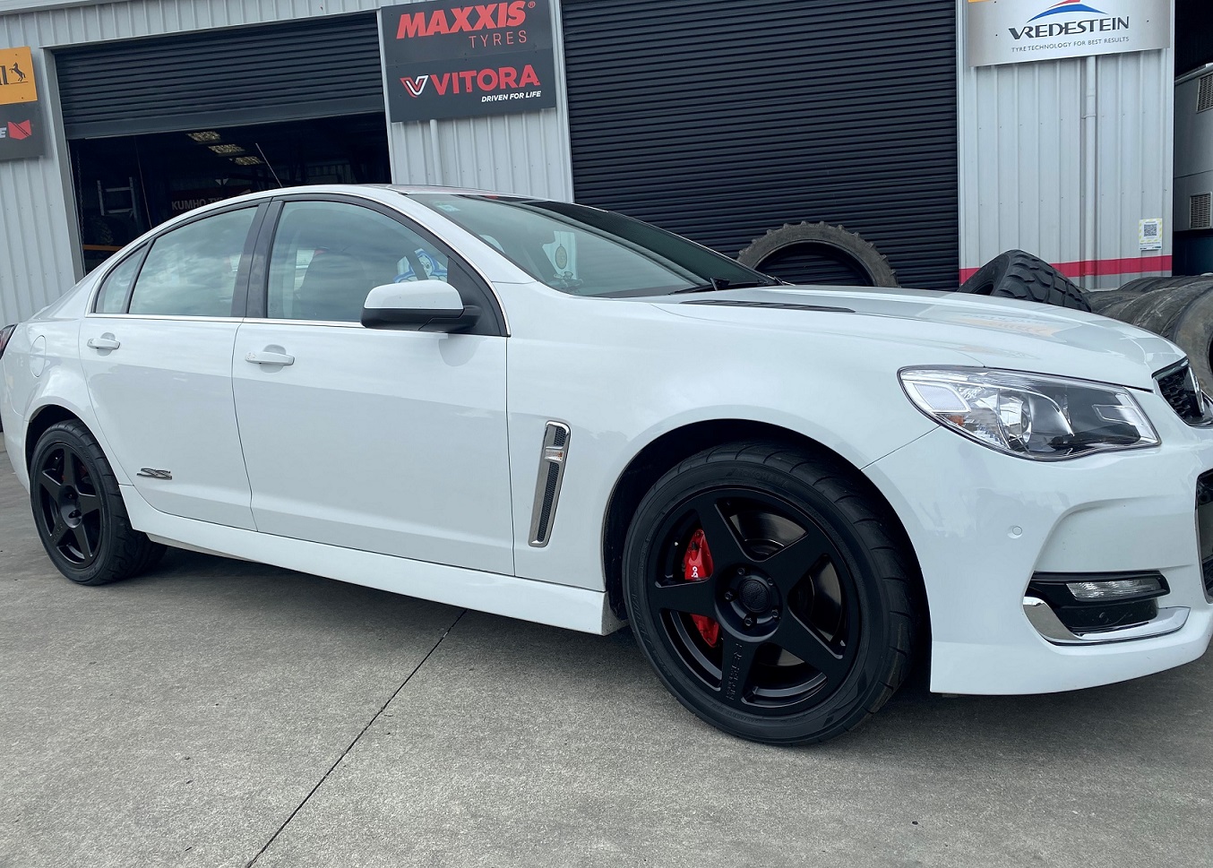Holden Commodore VF Redline on BGW R5