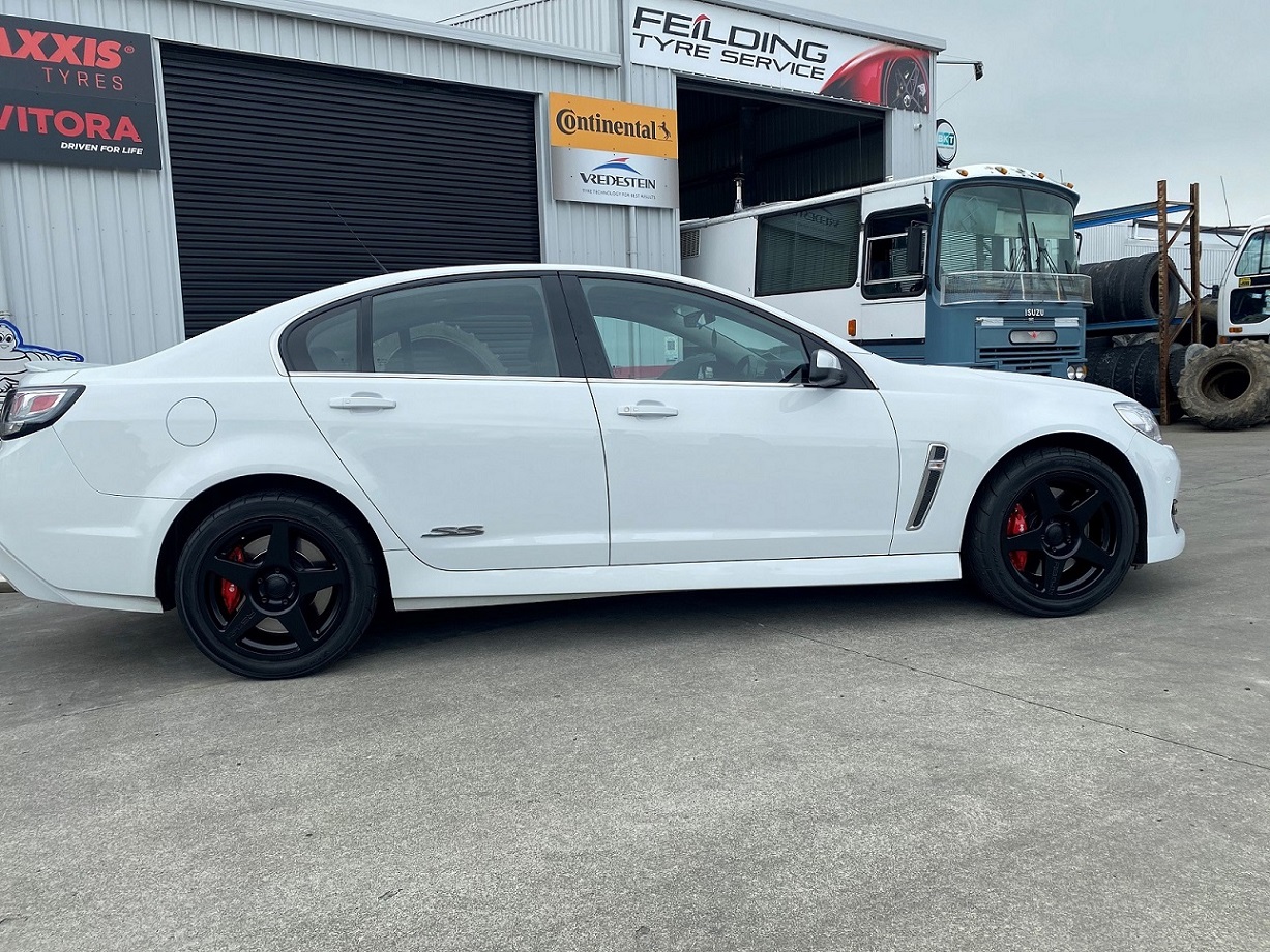 Holden Commodore VF Redline on BGW R5