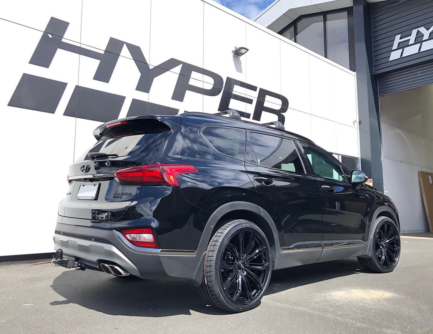 Hyundai Santa Fe on BGW Black Widow