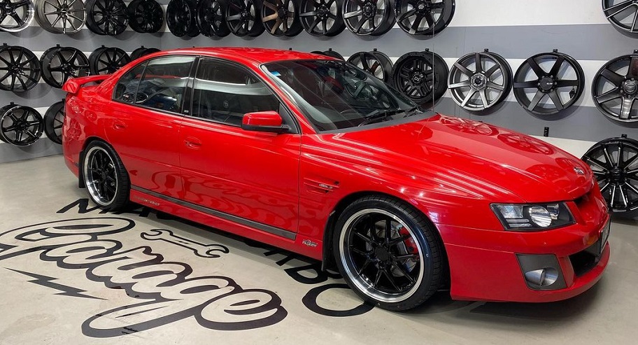 Holden Commodore VZ on Covert CV4