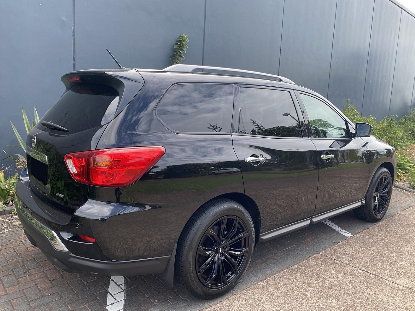 Nissan Pathfinder on BGW Black Widow