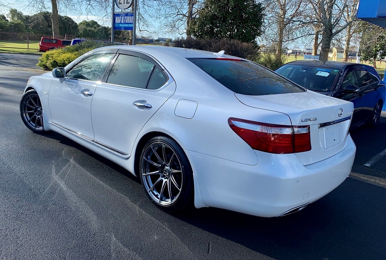 Lexus LS460 on BGW Circuit