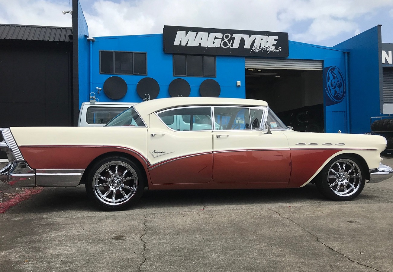 Buick Rivera (1957) on Ridler R650