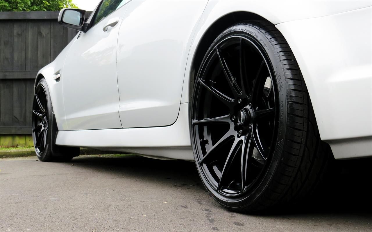 Holden Commodore VE on BGW Circuit