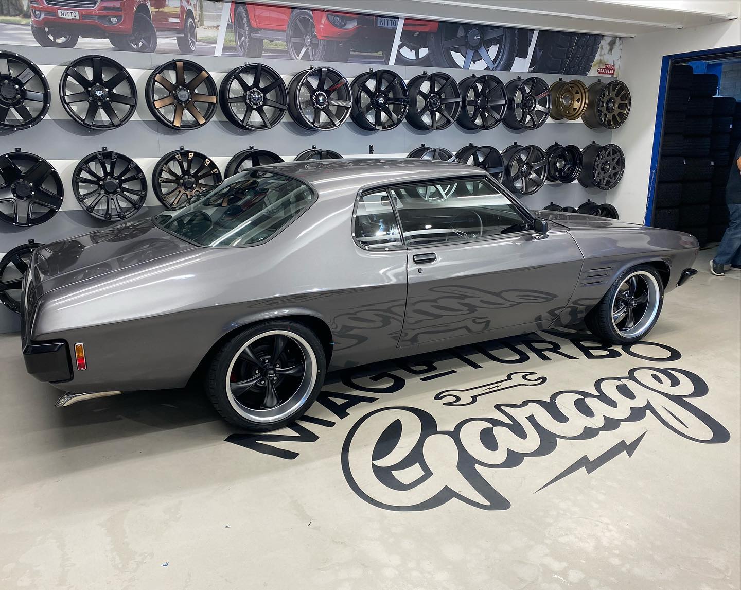 Holden HQ (1971) on Ridler R695