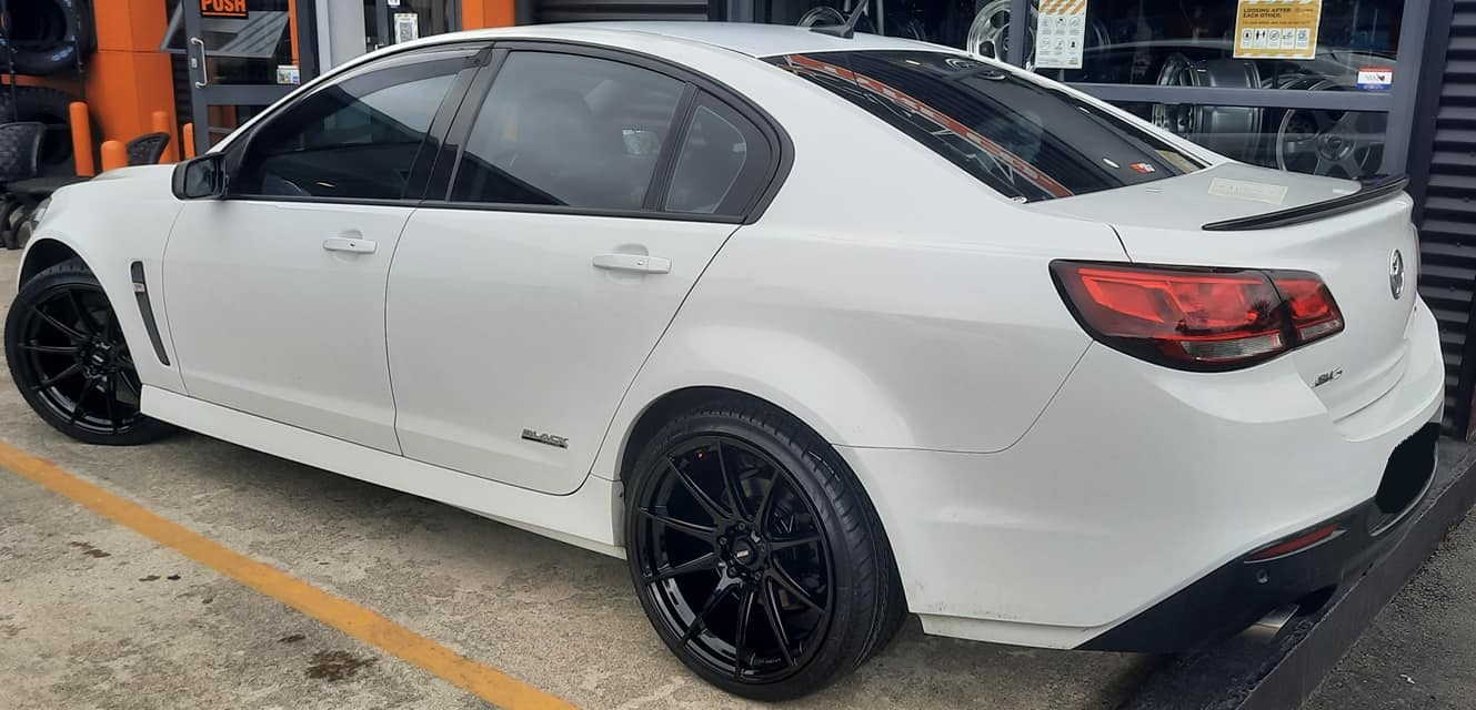Holden Commodore VF on BGW Circuit