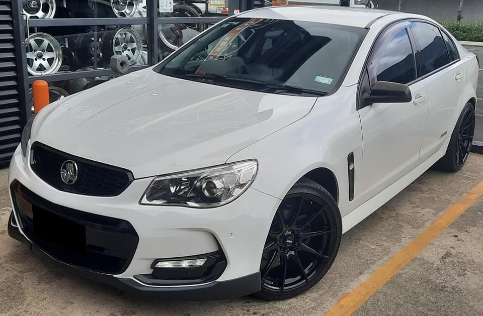 Holden Commodore VF on BGW Circuit