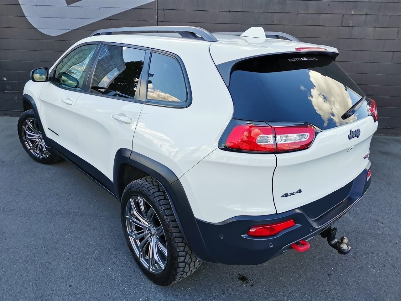 Jeep Cherokee Trailhawk on BGW Black Widow