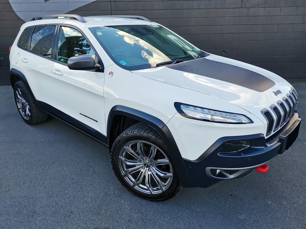 Jeep Cherokee Trailhawk on BGW Black Widow