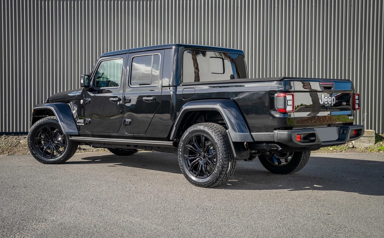 Jeep Gladiator on BGW Black Widow