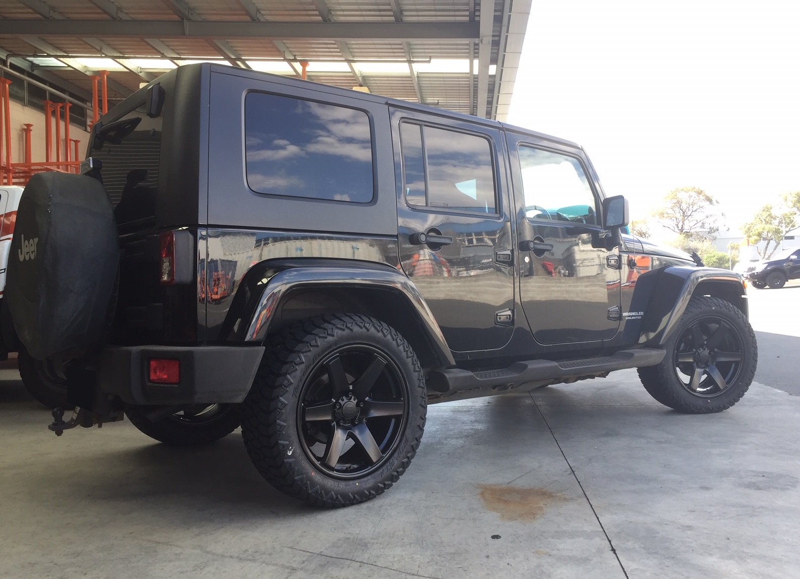Jeep Wrangler on BGW Beast w 275/55R20 AMP A/T