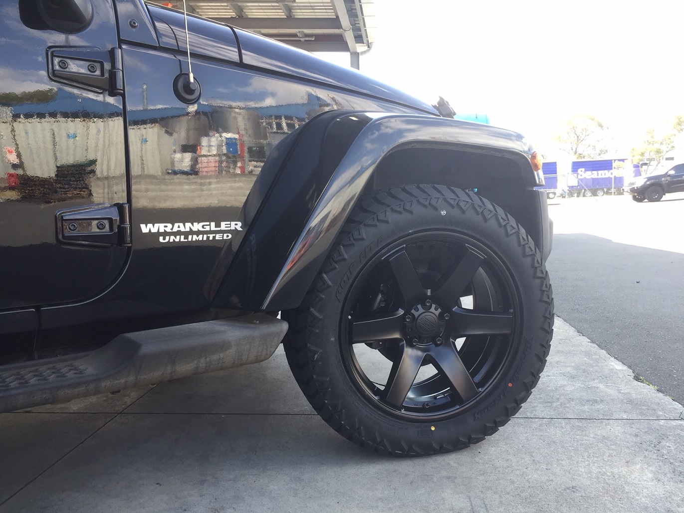 Jeep Wrangler on BGW Beast w 275/55R20 AMP A/T