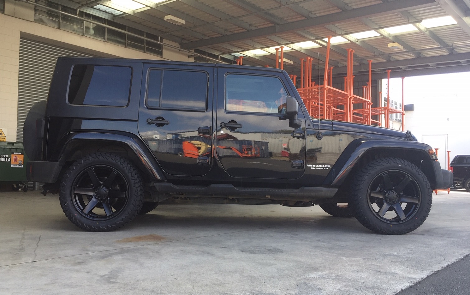 Jeep Wrangler on BGW Beast w 275/55R20 AMP A/T