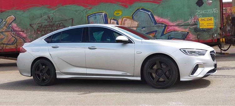 Holden Commodore ZB VXR on BGW R5