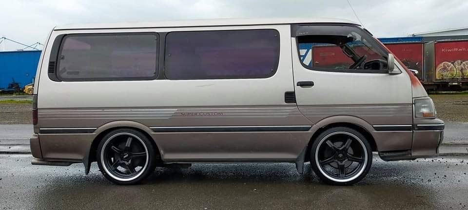 Toyota Hiace Super Custom (1995) on BGW Rampage