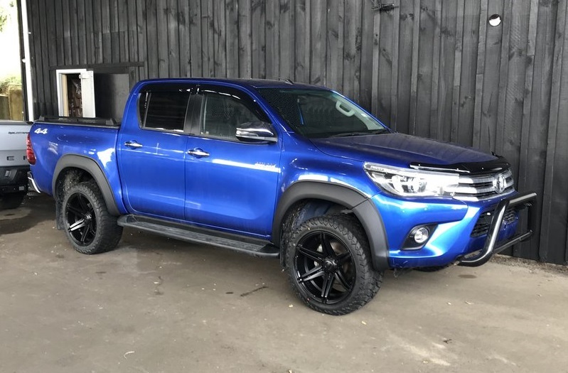 Toyota Hilux SR5 on BGW Tempest with AMP A/T