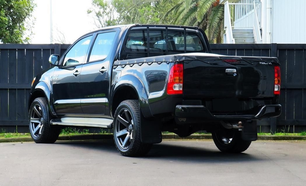 Toyota Hilux SR5 (2005) on BGW Beast