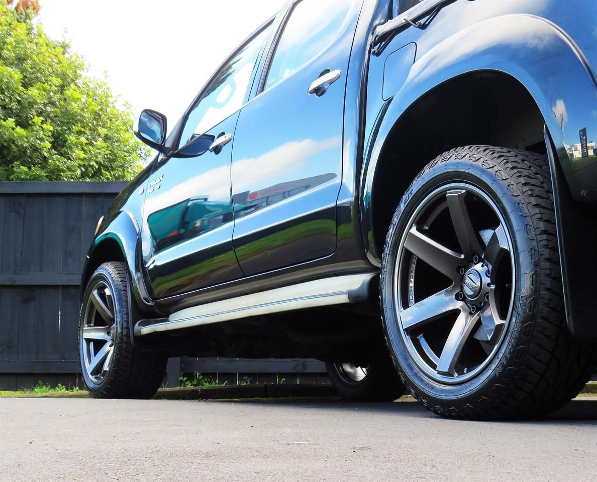 Toyota Hilux SR5 (2005) on BGW Beast