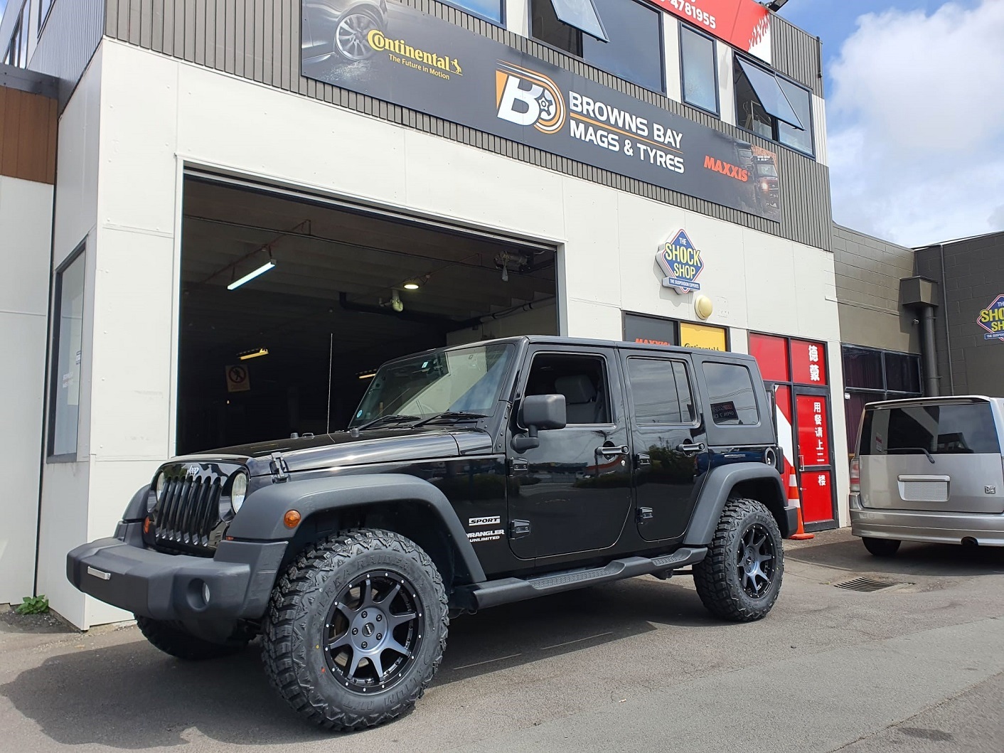 Jeep Wrangler on 17 inch ROH Trophy