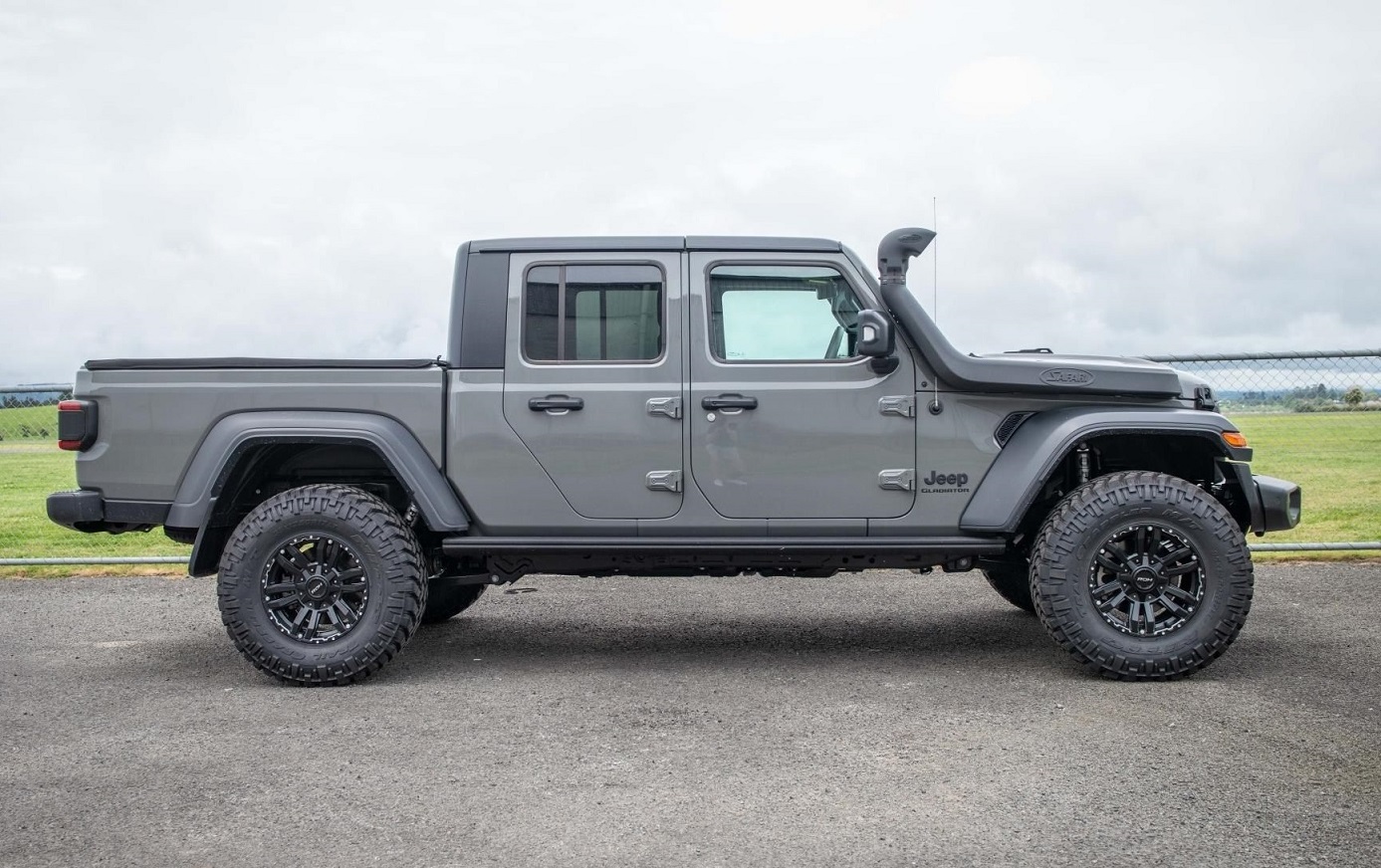 Jeep Gladiator on 17 inch ROH Vapour
