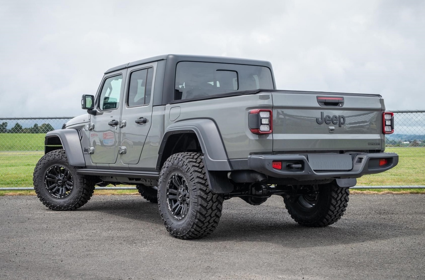 Jeep Gladiator on 17 inch ROH Vapour