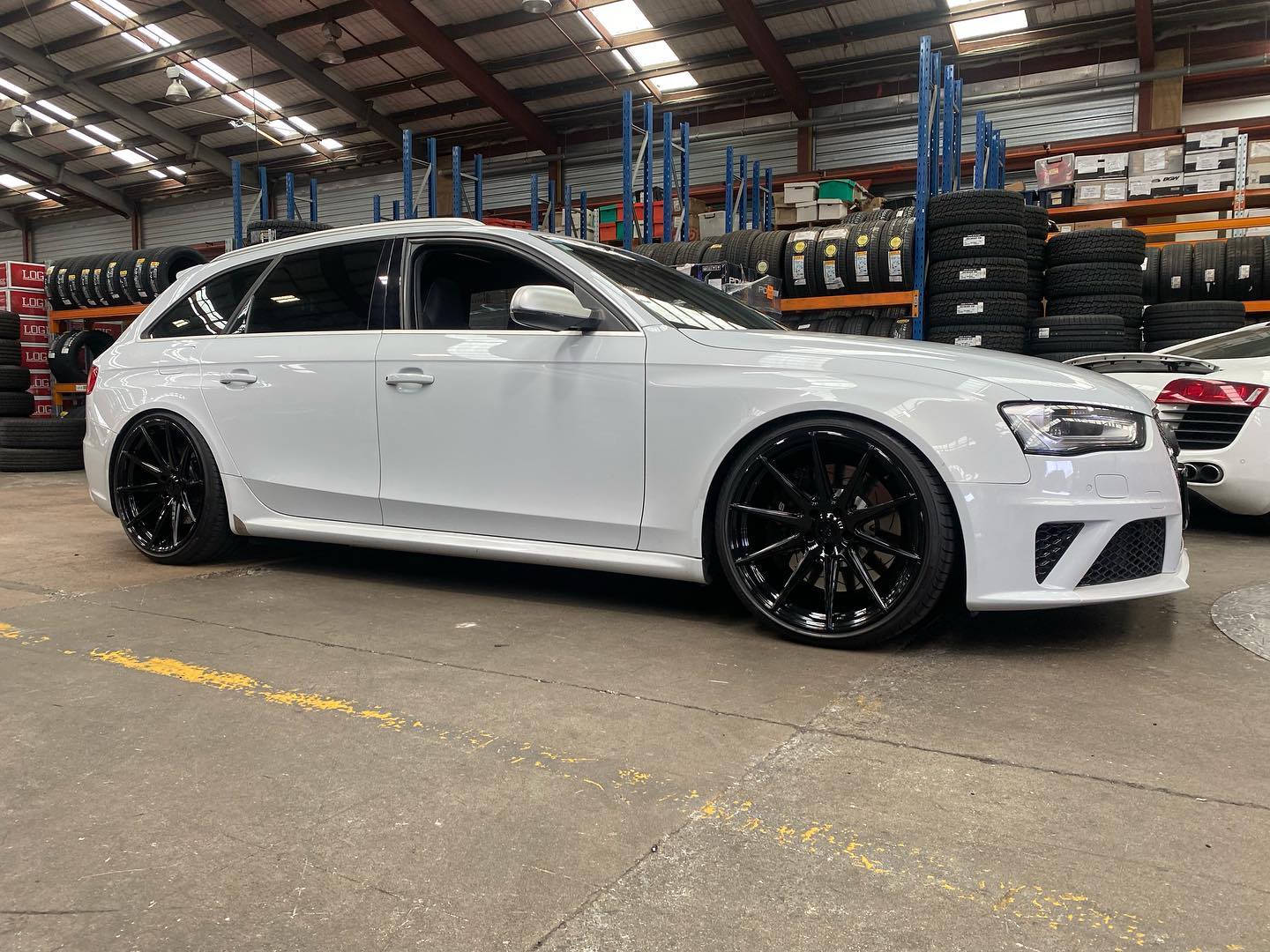Audi RS4 on 20x10.5 Covert CV2