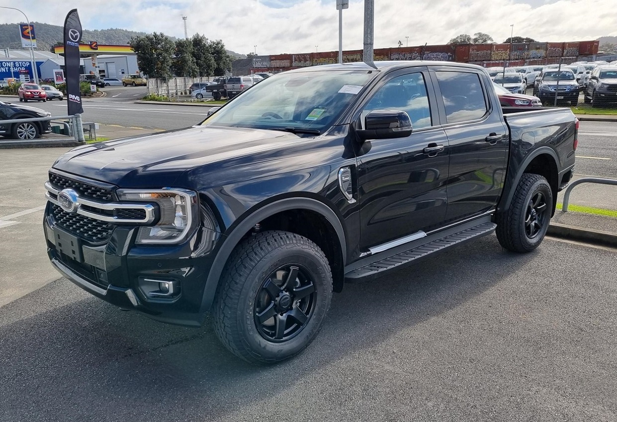 Ford Ranger XLT MY23 (2022) on 17" BGW Beast