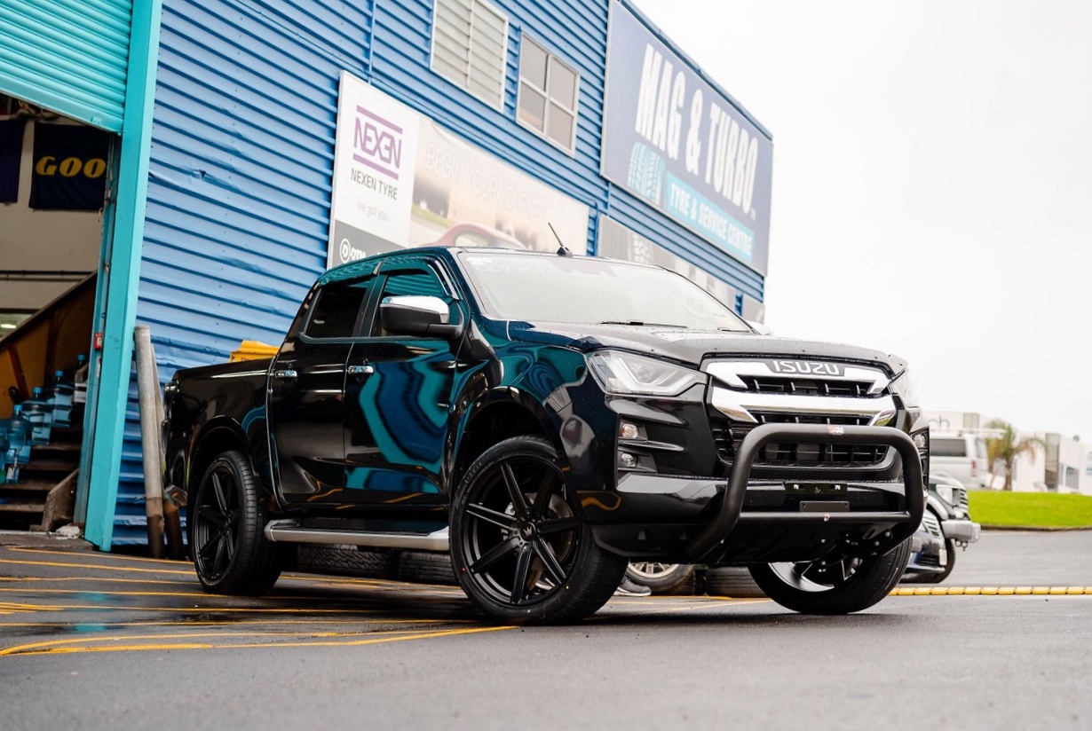 Isuzu D-Max on 22" Mazzi Laguna