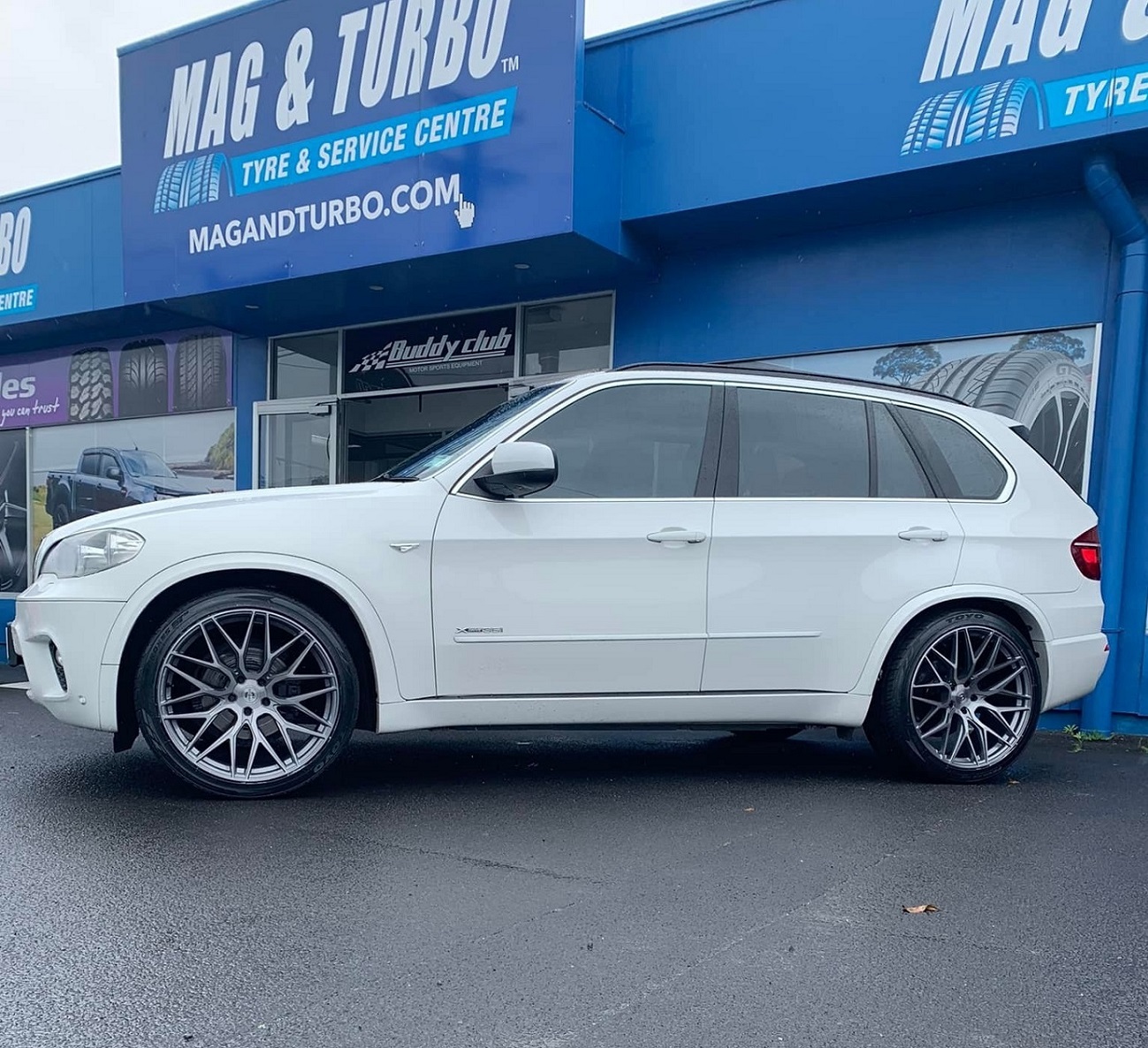 BMW X5 (2010) on 22x11 Covert CV1