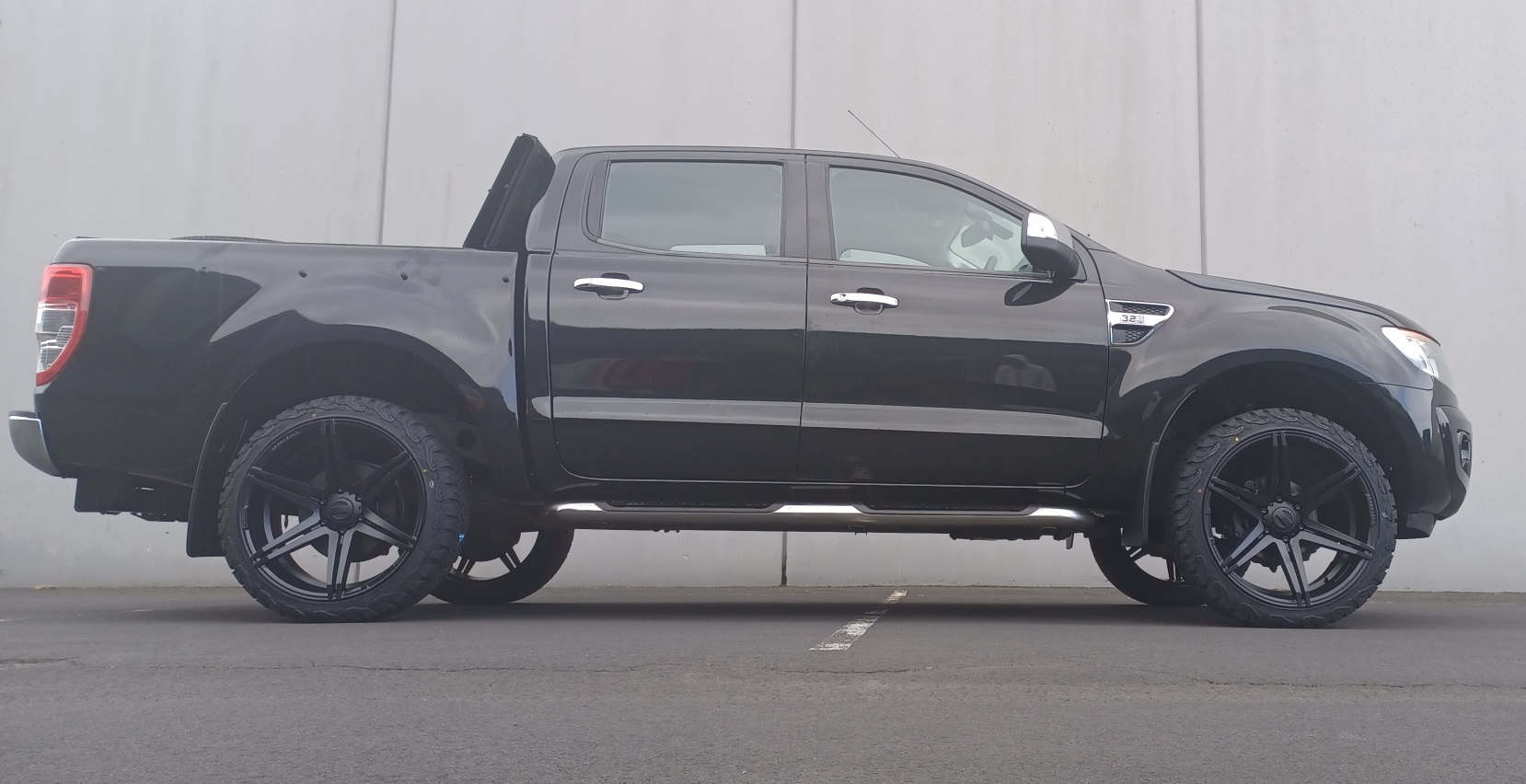 Ford Ranger PX1 (2014) on 22 inch BGW Tempest